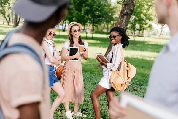 De groep studenten in park — Gratis stockfoto