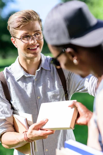 Multietniskt studenter med böcker i park — Gratis stockfoto