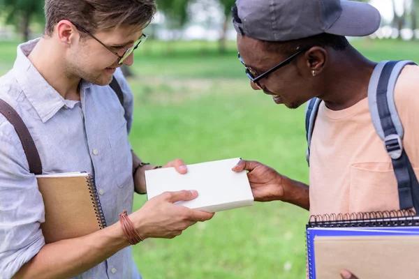 Étudiants multiethniques avec des livres dans le parc — Photo