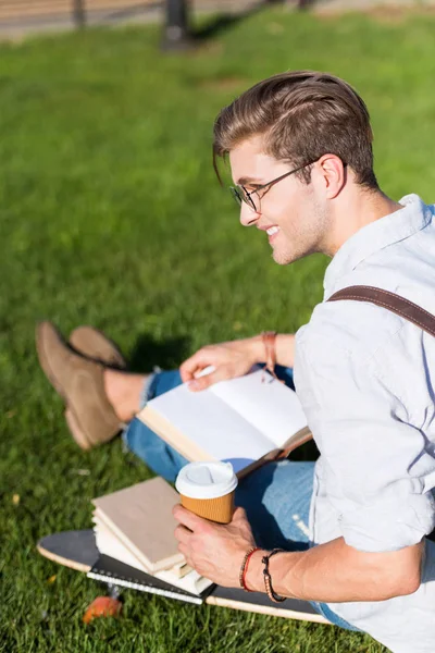 Uomo lettura libro nel parco — Foto Stock