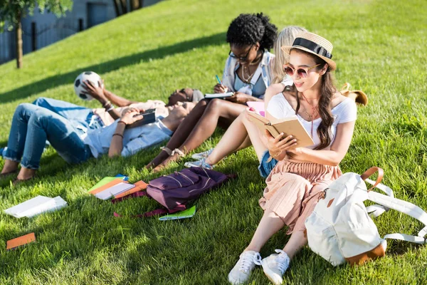 Siswa multietnis belajar di taman — Stok Foto