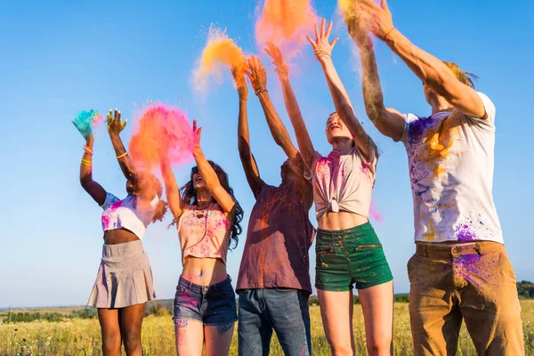 Happy vrienden op festival van kleuren — Stockfoto