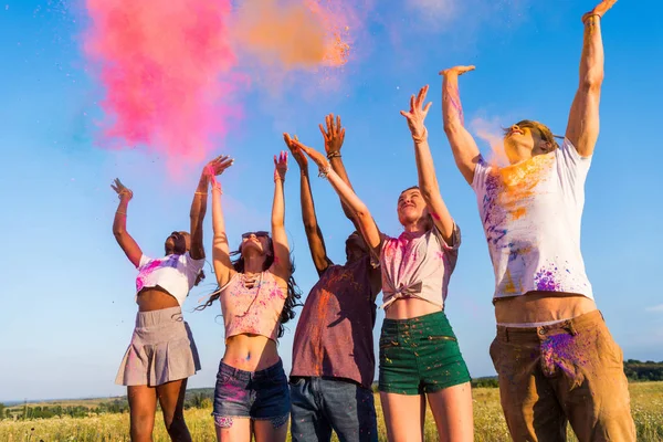 Glada vänner på festival av färger — Stockfoto