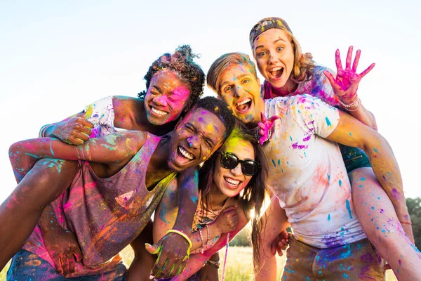 Amigos felices en el festival de colores — Foto de Stock