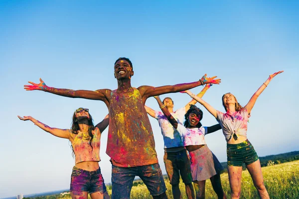 Happy friends at holi festival — Stock Photo, Image