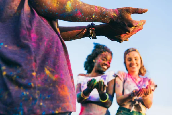 Glückliche Freunde beim Holi-Festival — kostenloses Stockfoto
