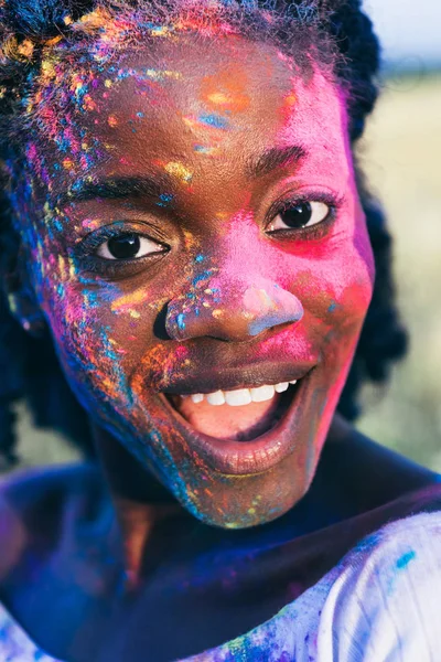 Афроамериканська жінка на фестивалі Holi — стокове фото