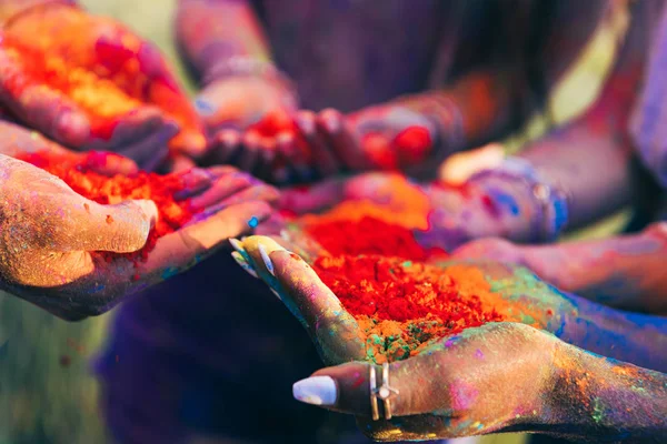 Mensen bedrijf kleurrijke verf — Stockfoto