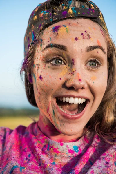 Счастливая девушка на фестивале Холи — стоковое фото