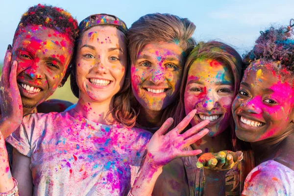 Amigos felizes no festival holi — Fotografia de Stock