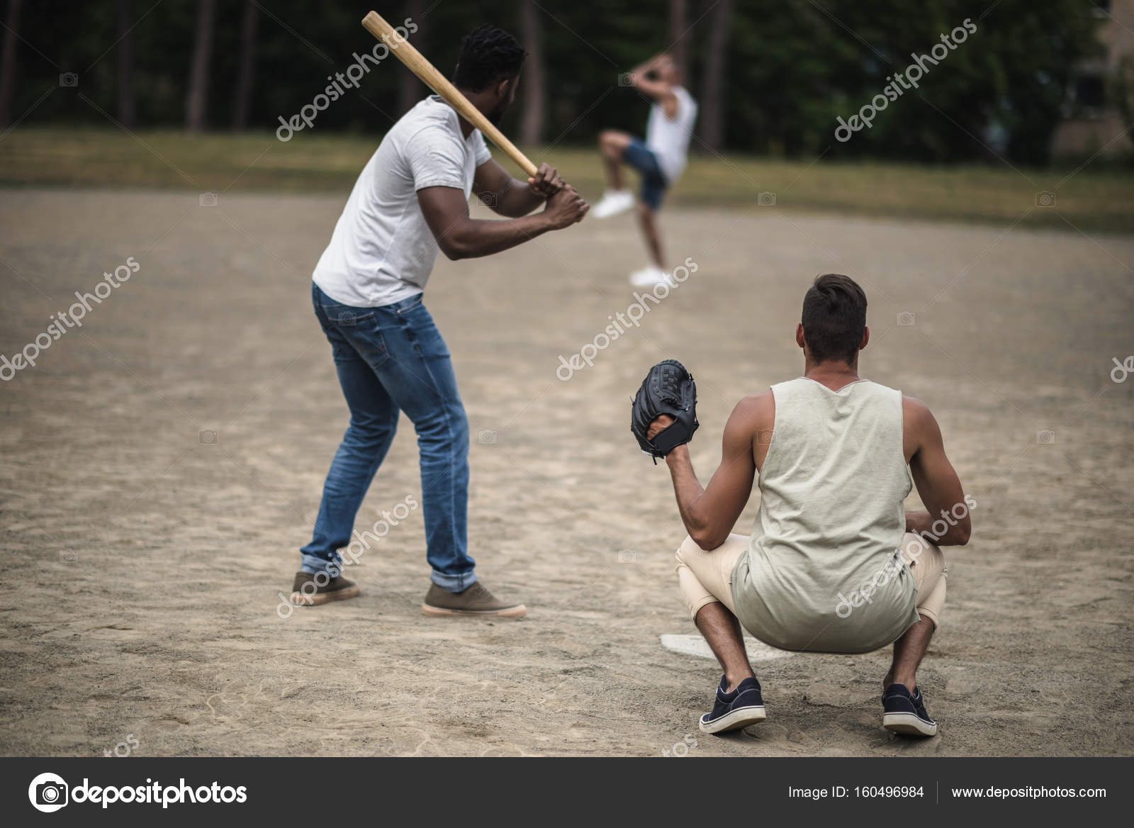 Men playing baseball — Stock Photo © ArturVerkhovetskiy 160496984