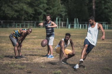 çok kültürlü erkekler futbol oynarken