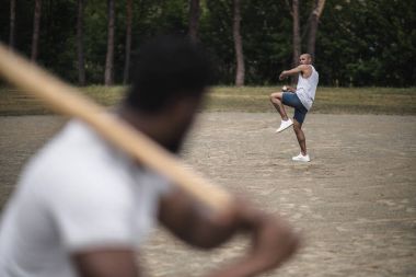 mannen spelen honkbal 