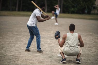 mannen spelen honkbal 