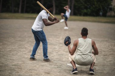 men playing baseball  clipart