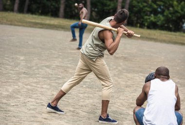 mannen spelen honkbal 