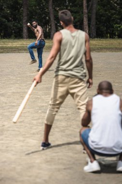mannen spelen honkbal 