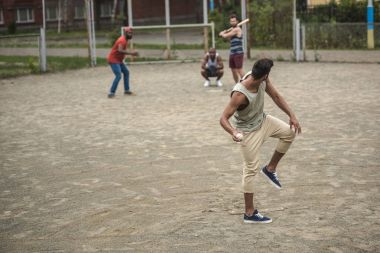 mannen spelen honkbal 