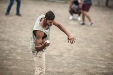 mannen spelen honkbal 