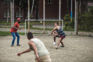 mannen spelen honkbal 