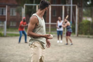 mannen spelen honkbal 