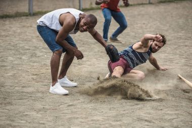 mannen spelen honkbal 