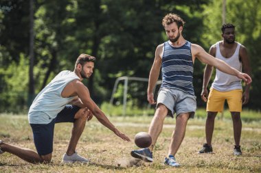 çok kültürlü erkekler futbol oynarken