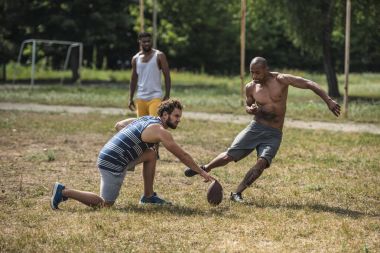 çok kültürlü erkekler futbol oynarken