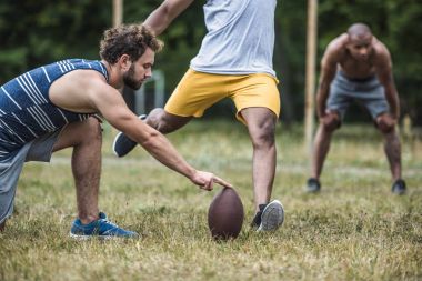 çok kültürlü erkekler futbol oynarken