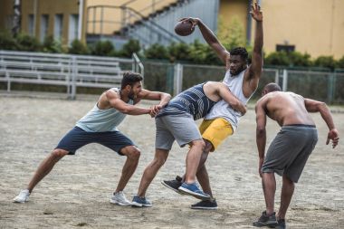 çok kültürlü erkekler futbol oynarken