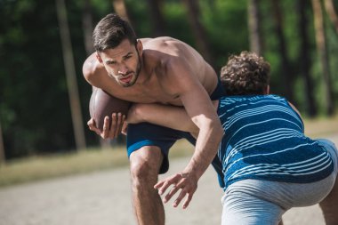 futbol oynarken erkekler