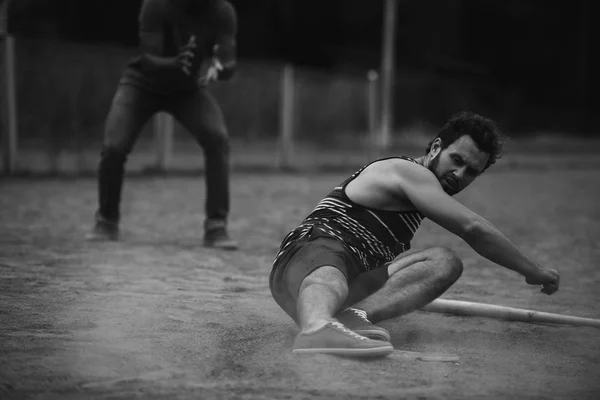 Jogador de beisebol atingindo base — Fotografia de Stock