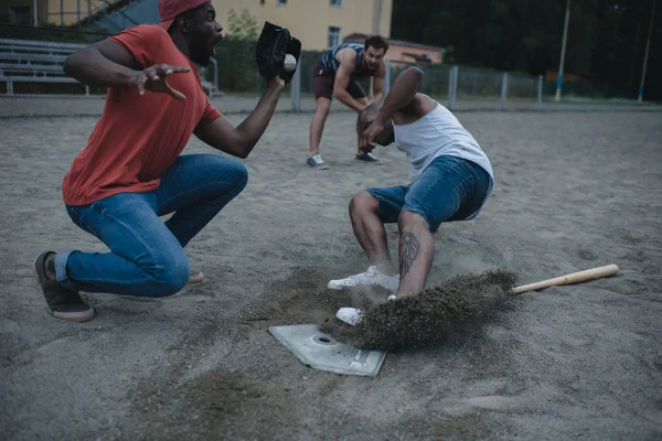 Multietniskt män spelar baseball — Gratis stockfoto