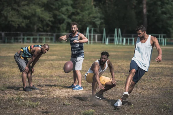 Homens multiculturais jogando futebol — Fotografia de Stock