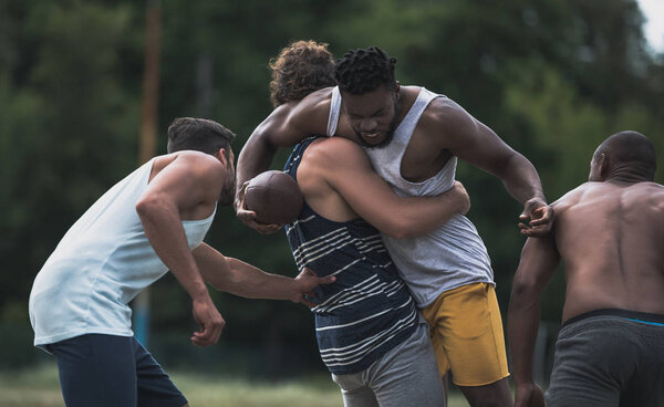 мультикультурные мужчины играют в футбол
