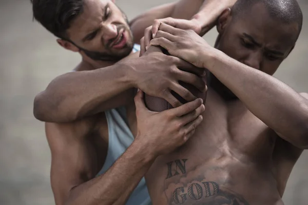 Jogadores de basquete multiétnicos — Fotografia de Stock