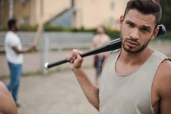 Homem com bastão de beisebol — Fotografia de Stock