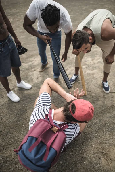 Laki-laki menyerang orang lain dengan tongkat baseball — Stok Foto