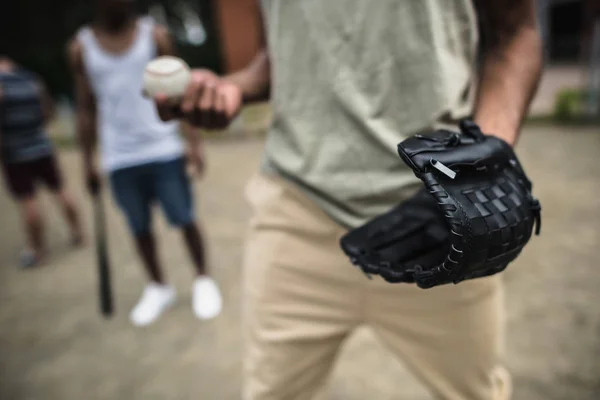 Man with baseball glove and ball — Free Stock Photo