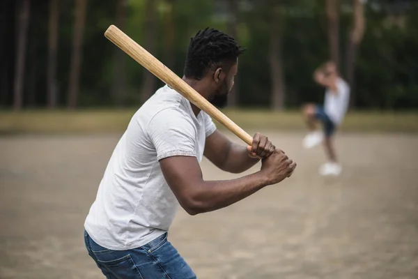 Men playing baseball — Stock Photo, Image