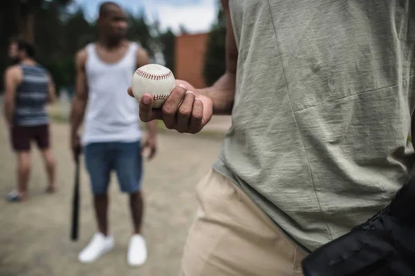 Man with baseball ball — Free Stock Photo