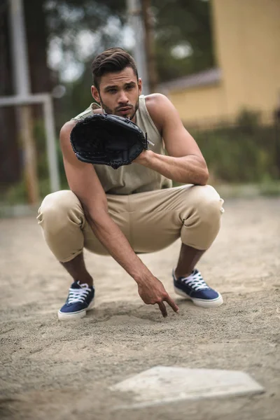 Hombre listo para atrapar la pelota — Foto de stock gratis