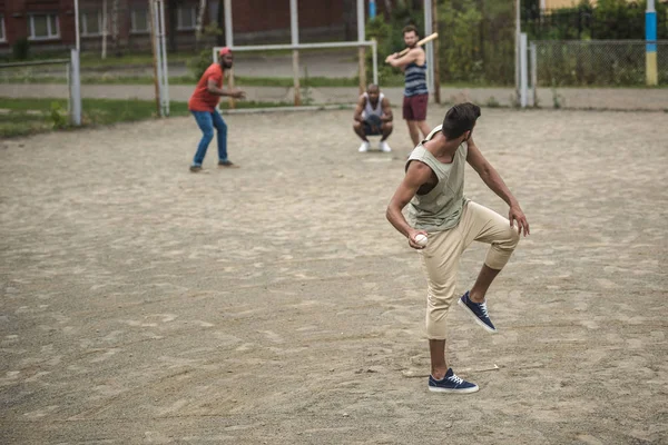 Bărbaţi care joacă baseball — Fotografie de stoc gratuită