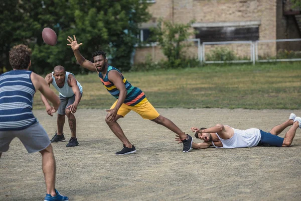 çok kültürlü erkekler futbol oynarken