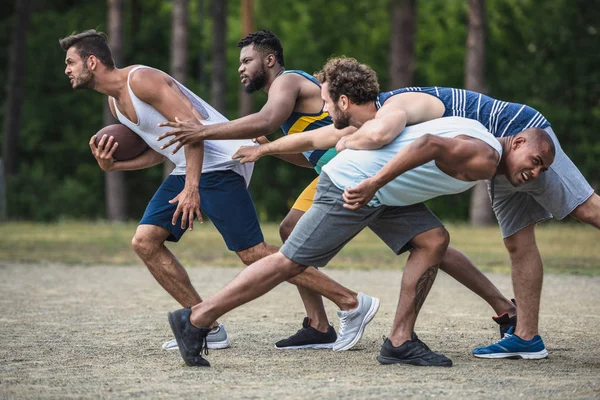 Mångkulturella män spela fotboll — Stockfoto