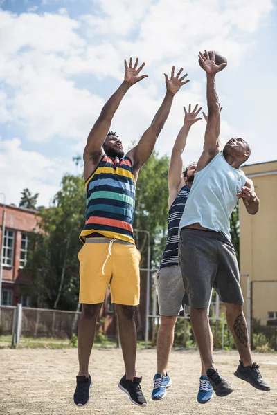 Hombres multiculturales jugando al fútbol — Foto de stock gratis