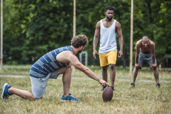 Hommes multiculturels jouant au football — Photo gratuite