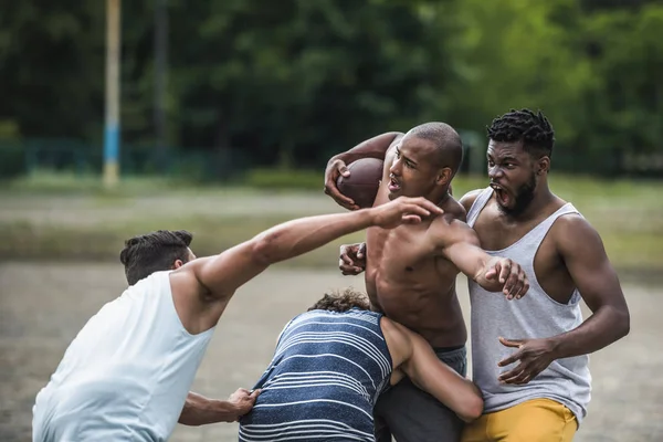Hommes multiculturels jouant au football — Photo gratuite