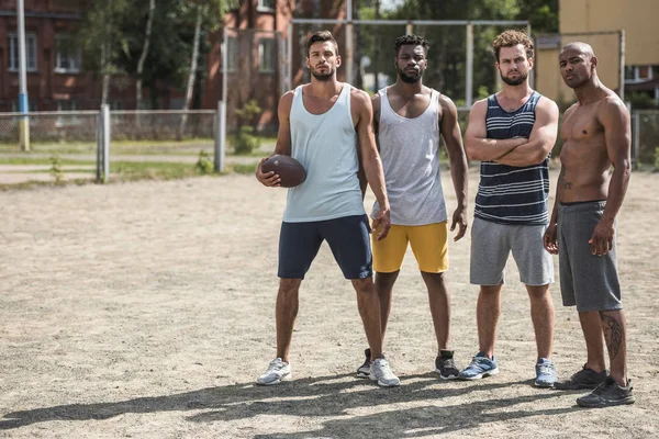 Jogadores de futebol multicultural — Fotografia de Stock