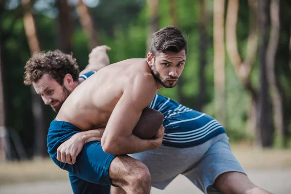 Hombres jugando al fútbol — Foto de stock gratuita